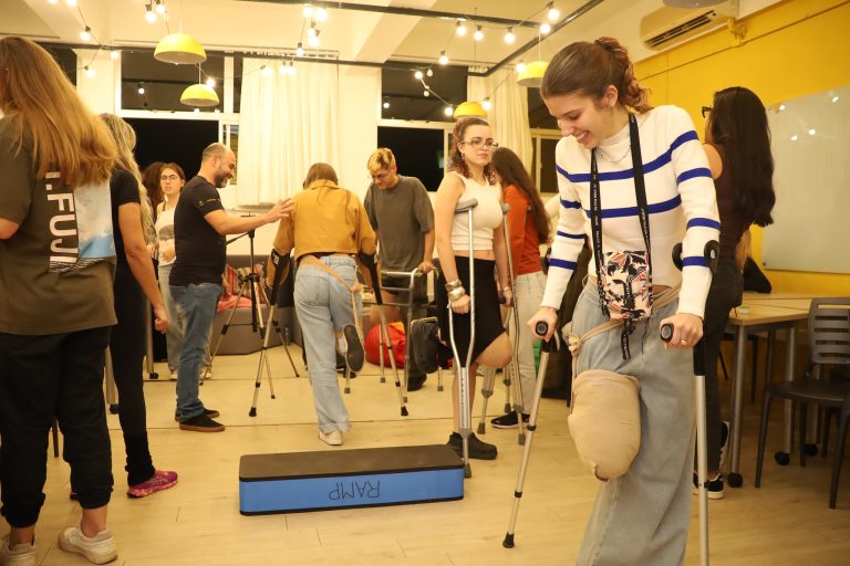 Projeto interdisciplinar reúne cursos de Moda, Jornalismo e Fisioterapia em desfile inclusivo